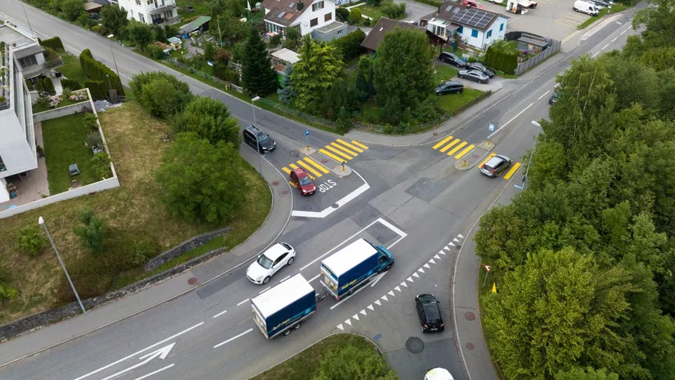 Anwohner blockiert Bergstrasse, Samstagern