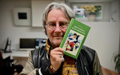 Der Fussball spielt Menschen