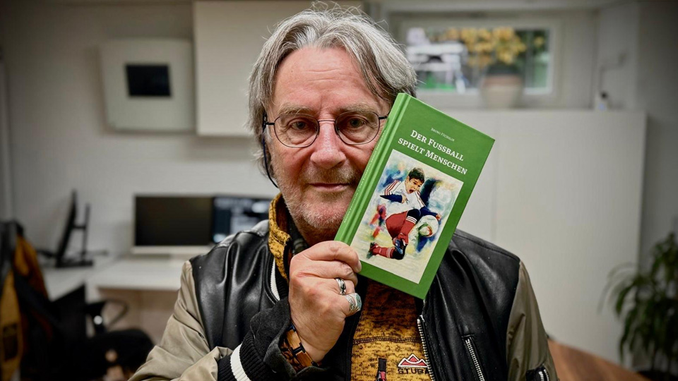 Der Fussball spielt Menschen